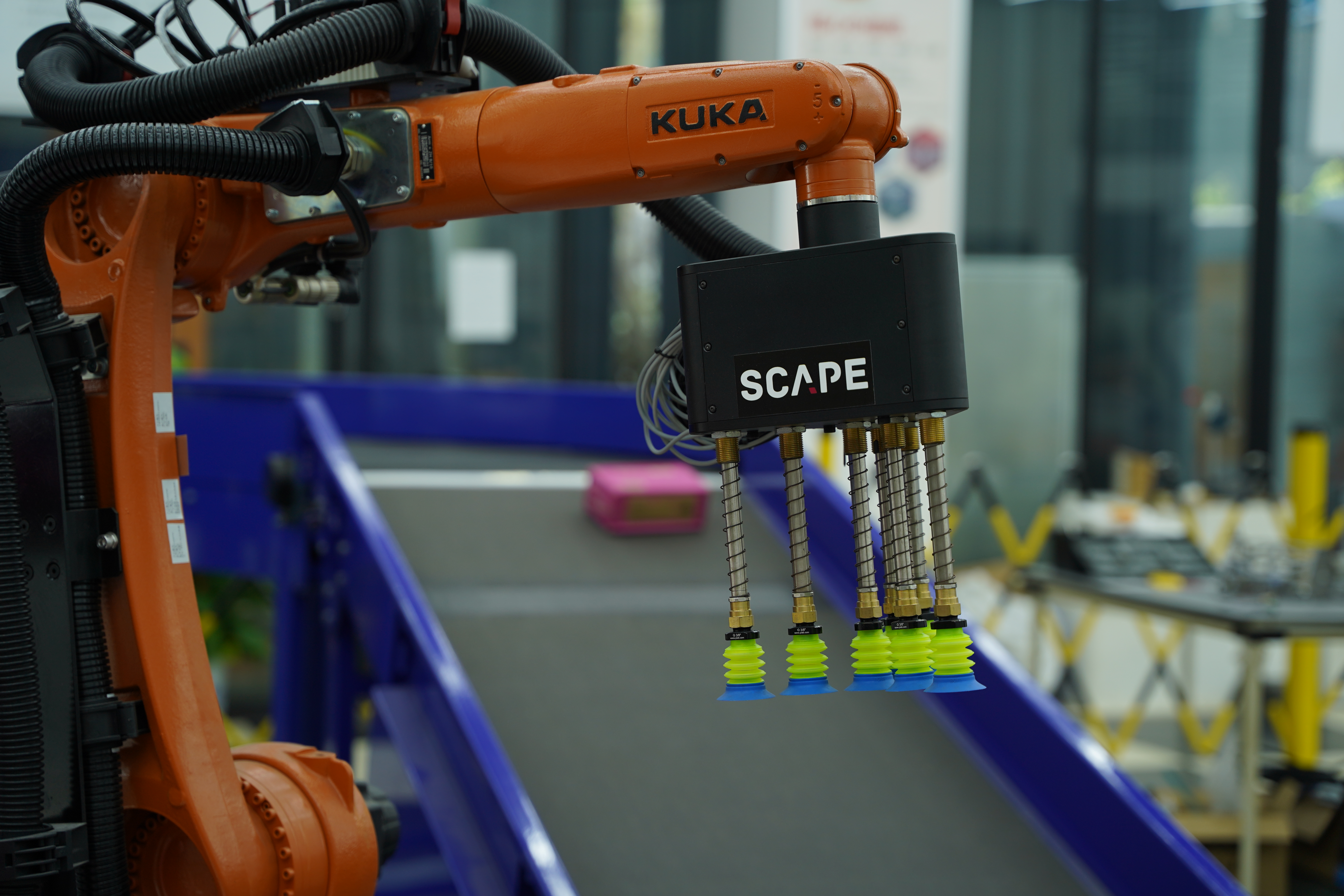SCAPE Package Picker solution for automatic handling of parcels, integrated on a KUKA robot
